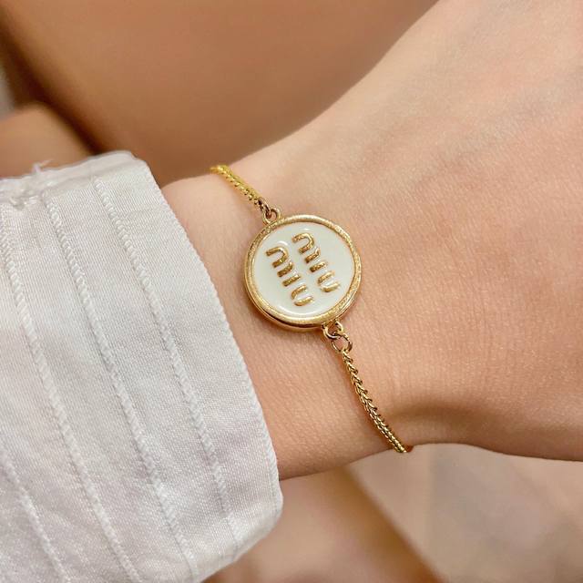 Zp Miumiu letter bracelet, elegant and sophisticated design, exquisite carving,