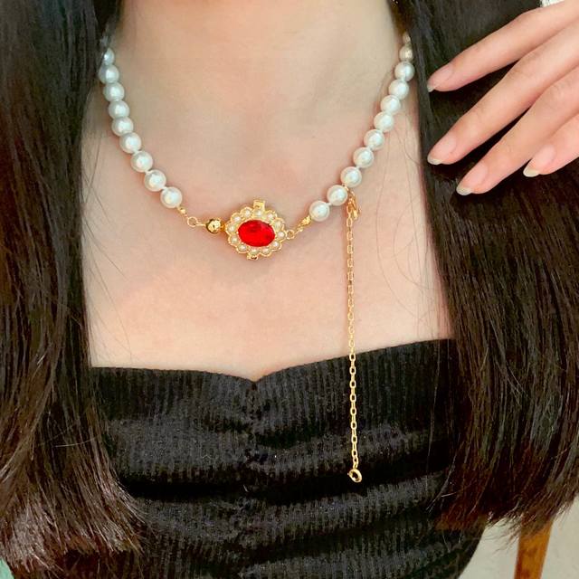 This Louis Vuitton pendant features a classic double-flower pattern and the LV b