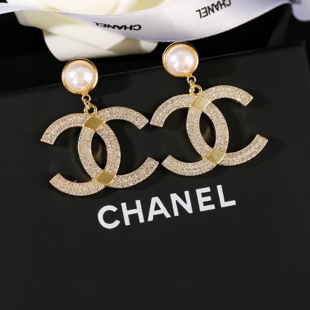 New Chanel earrings, double C stud earrings, meticulously crafted with the same