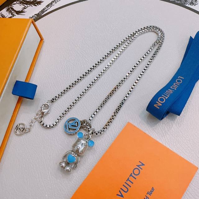 Louis Vuitton LV necklace, original single item, new model, retro trendy fashion