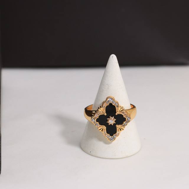 Buccellati, Italian high-end jewelry brand, vintage court style, diamond-studded