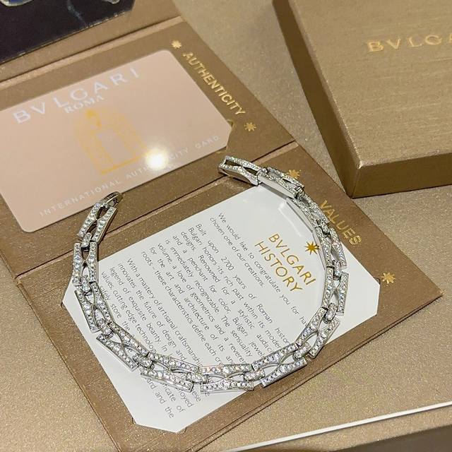 Bulgari Divas' Dream bracelet in V gold. In perfect condition, with impeccable h