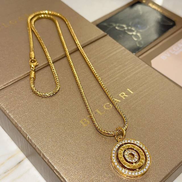 Bulgari necklace in V gold. From the Bulgari Divas' Dream collection, this neckl