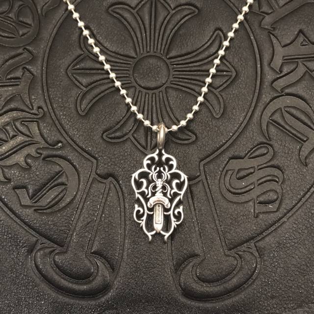 High-quality Chrome Hearts 2020 new pendant with vine and sword design, paired w