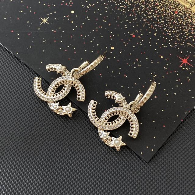 Selling like hotcakes! The latest Chanel pearl lettering openwork cord earrings