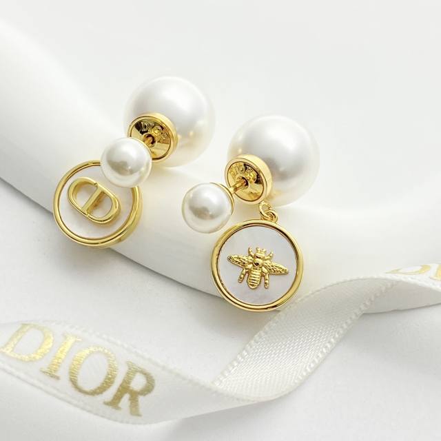 Dior earrings, hot-selling style, new arrival! Dior white resin round pendant do