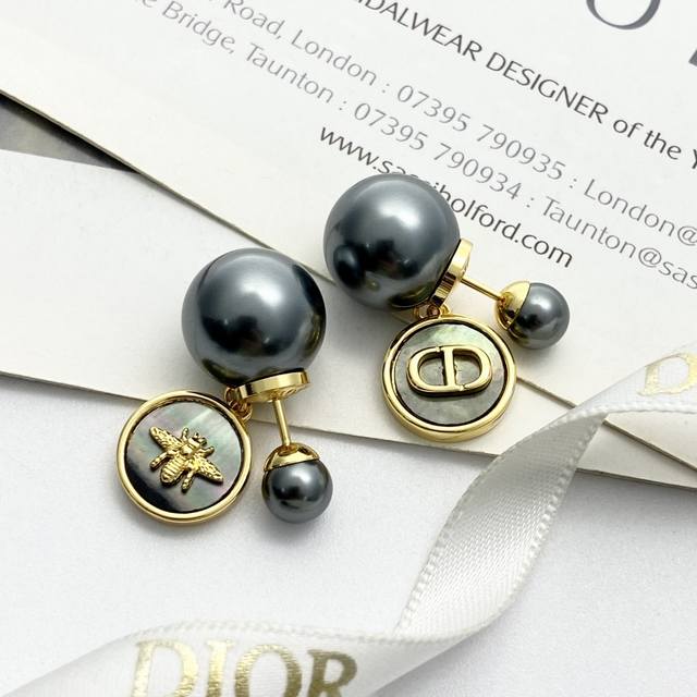 Dior earrings, hot-selling new arrival! Dior black and gray resin round pendant