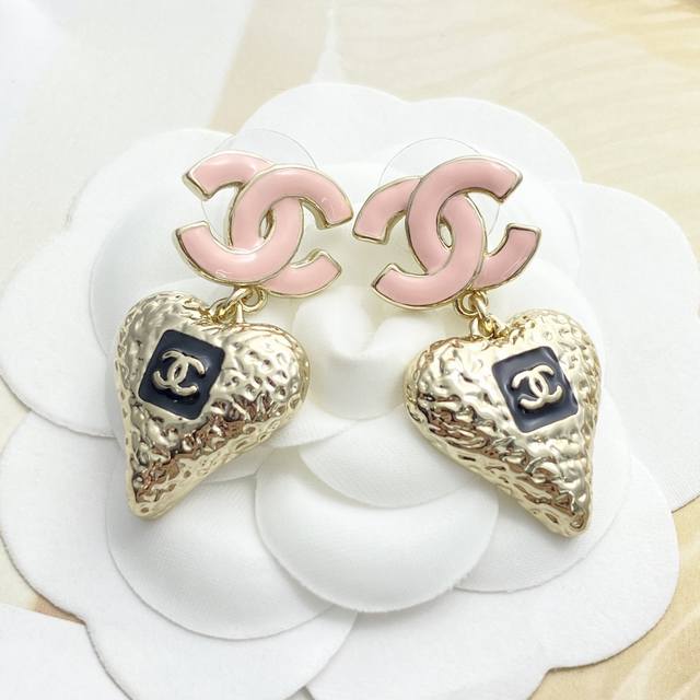 Chanel earrings, hot-selling style, newly arrived! Consistent with Zp Chanel 23K