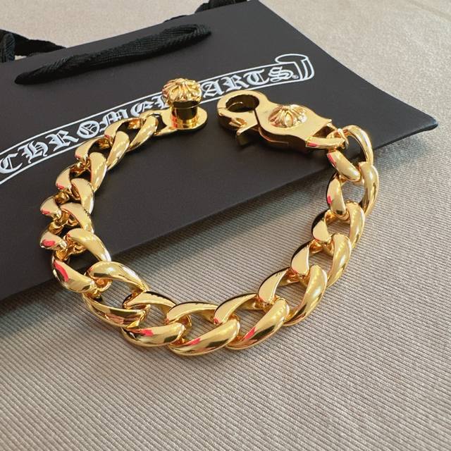 This is the latest Chrome Hearts bracelet! It's so cool! A must-have! Factory di