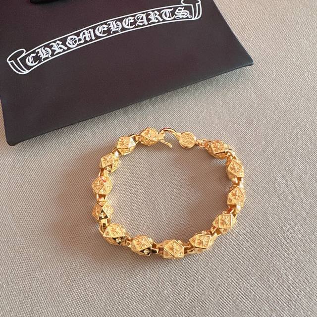 This is the latest Chrome Hearts bracelet! It's so cool! A must-have! Factory di