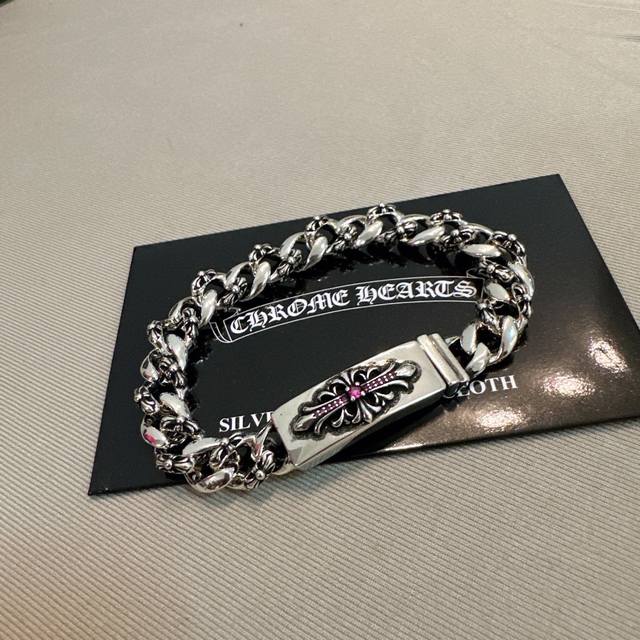 This is the latest Chrome Hearts bracelet! It's so cool! A must-have! Factory di