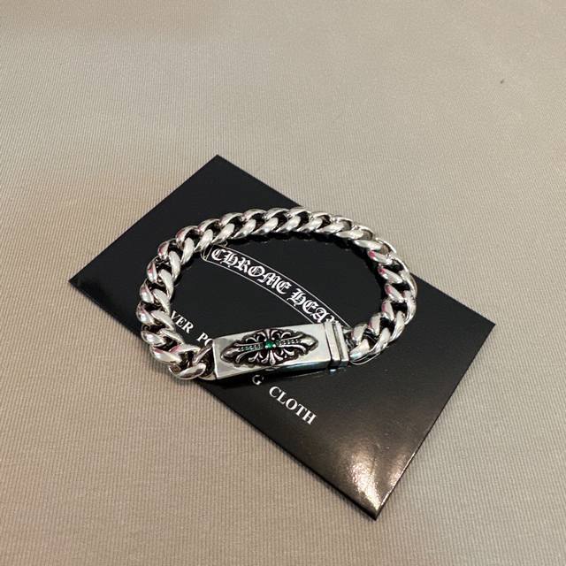 This is the latest Chrome Hearts bracelet! It's so cool! A must-have! Factory di