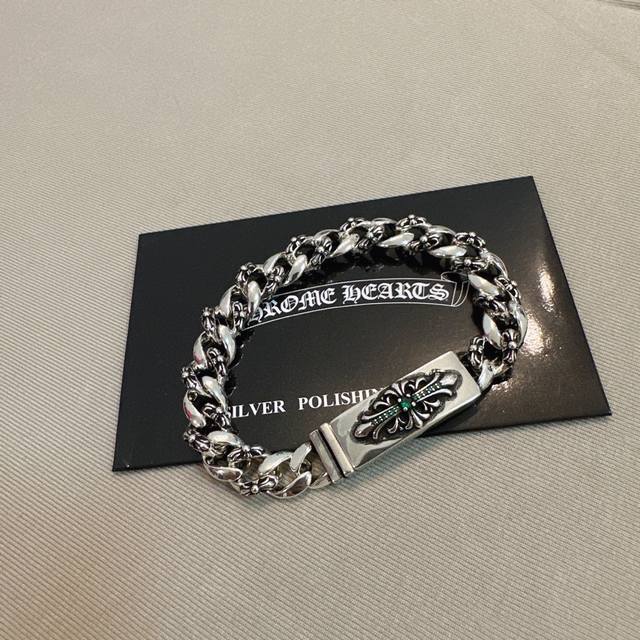 This is the latest Chrome Hearts bracelet! It's so cool! A must-have! Factory di