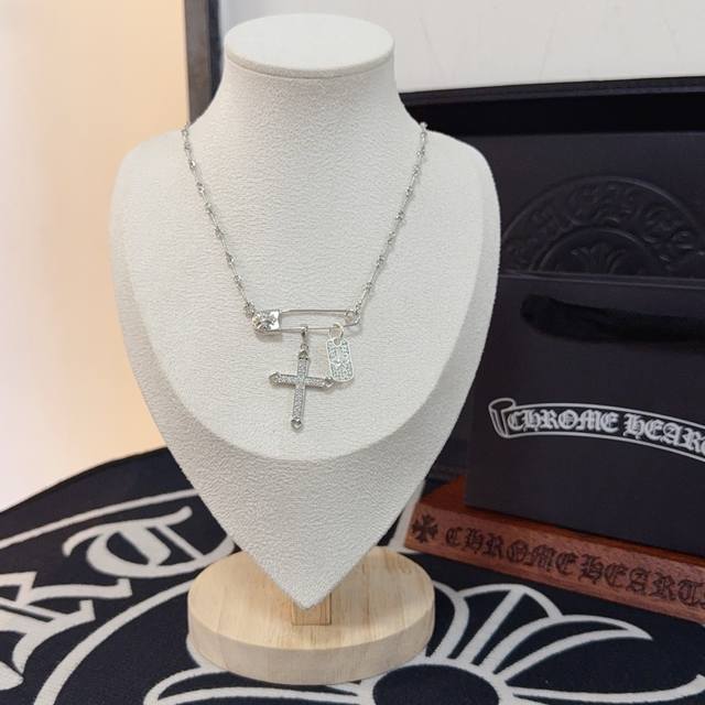 New boutique quality Chrome Hearts classic retro brooch necklace. The embossed d