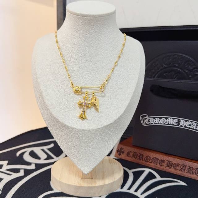 New boutique quality Chrome Hearts classic retro brooch necklace. The embossed d