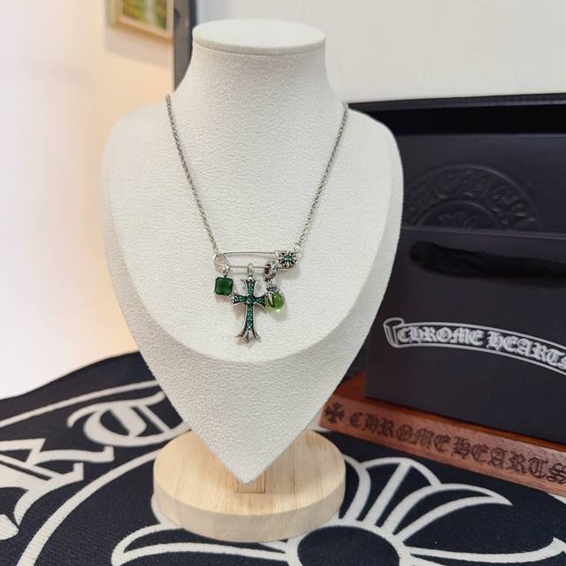 New boutique quality Chrome Hearts classic retro brooch necklace. The embossed d