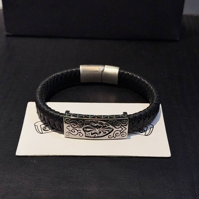New boutique quality Chrome Hearts leather cord bracelet/bracelet. The embossed