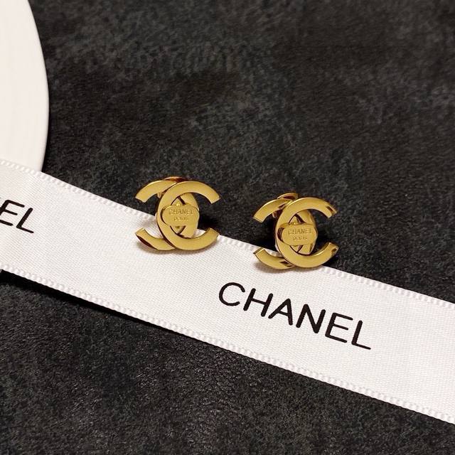 Chanel's new vintage glossy stud earrings. Every detail is exquisitely crafted.