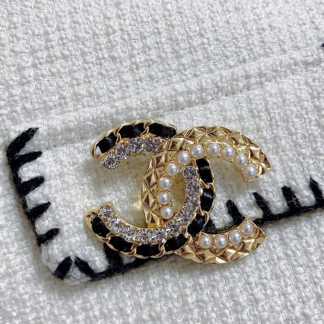 Chanel's newest mini brooch is now available at boutiques. This Chanel mini broo