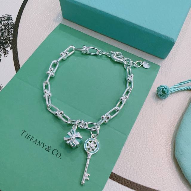 Tiffany & Co. boutique-style fine silver bracelet, celebrity-endorsed retro dist
