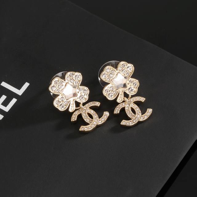 Chanel four-leaf clover earrings, flattering the face shape. The gold metal trim