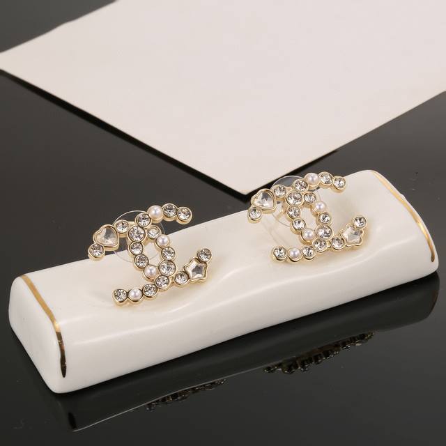 Chanel's new star series stud earrings, more flattering to the face shape. The g