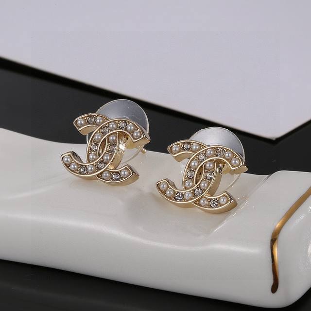 Exactly the original Chanel earrings from the newest Chanel collection! High-end