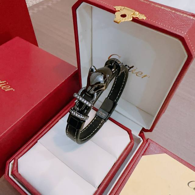 Cartier bracelet/bangle in V gold calfskin, in perfect condition with impeccable