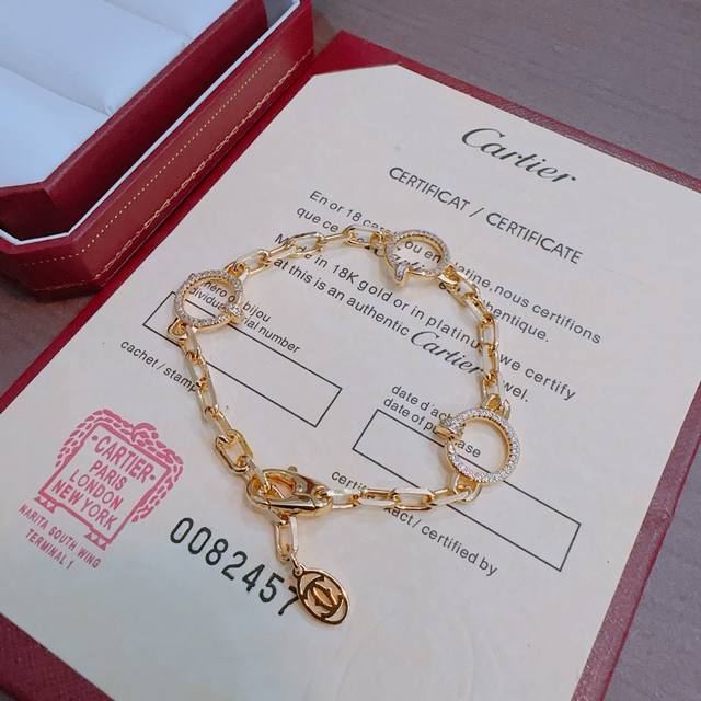 This new Cartier bracelet in V gold is in perfect condition, with impeccable det