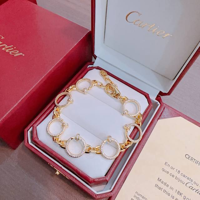 This new Cartier bracelet in V gold is in perfect condition, with impeccable det