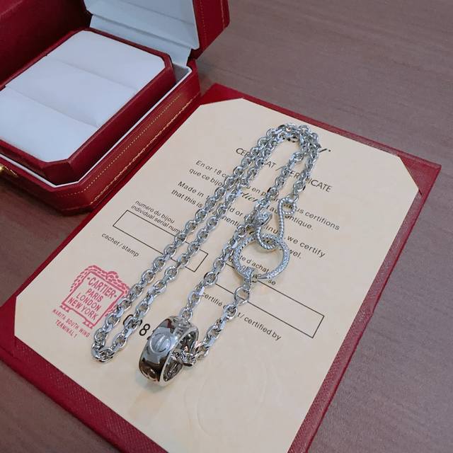 New Cartier necklace with diamonds, V gold series, perfect condition, unparallel