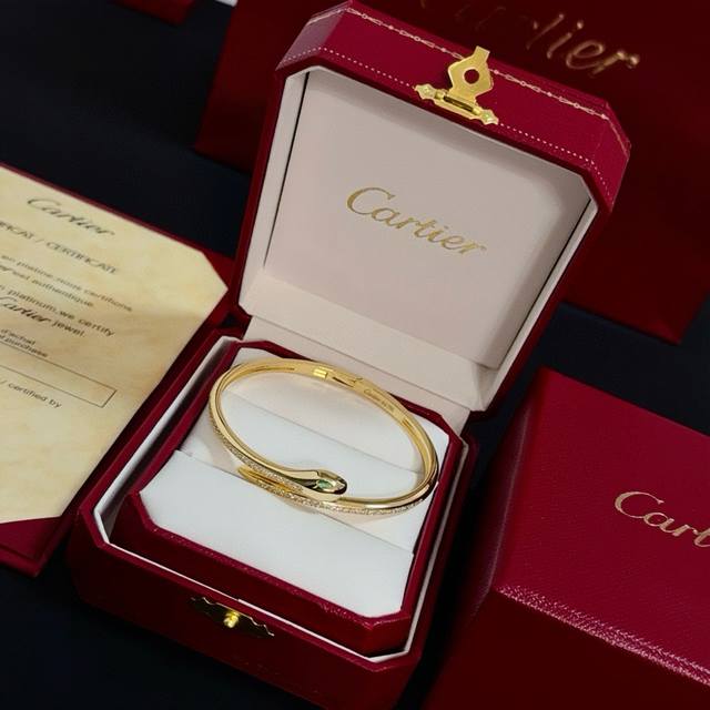 Cartier diamond-set bracelet, high-end custom version. Diamond setting craftsman