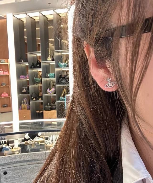 Vivienne Ddd, you can't go wrong with this! The Pure Royal Crown is a classic sy