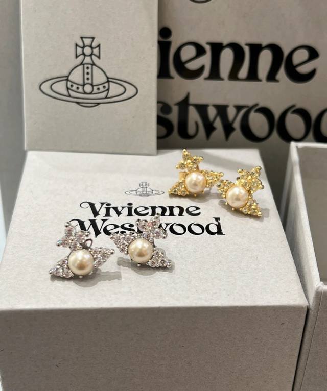 Vivienne Absolutely a must-have! The Pure Royal Crown is a classic symbol, its s