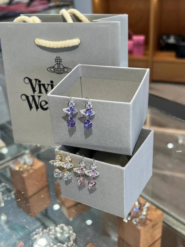 Vivienne Earrings - A must-have! The pure royal crown is a classic symbol, with