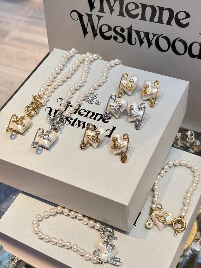 Vivienne Ponte Earrings - A must-have! The white diamond setting and the pure ro