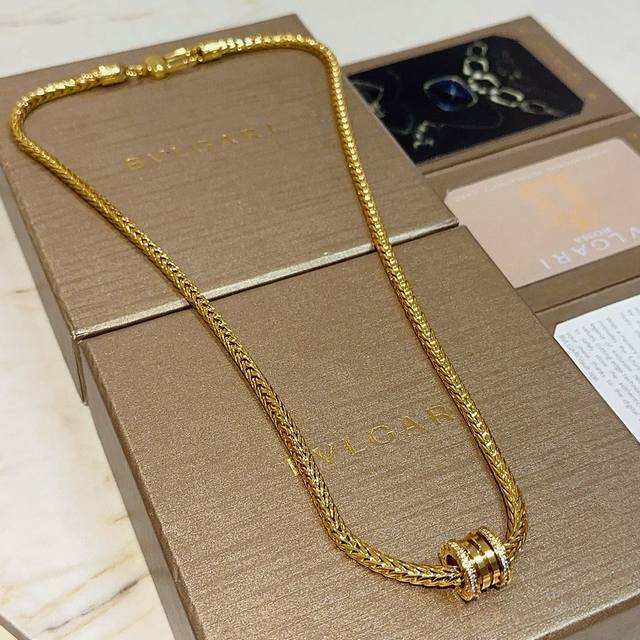 Exclusive high-end quality custom-made Bvlgari necklace in V gold. From the Bvlg