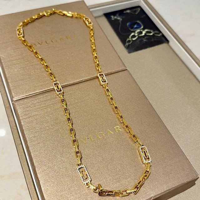 Bulgari necklace in V gold. From the Bulgari Divas' Dream collection, this neckl