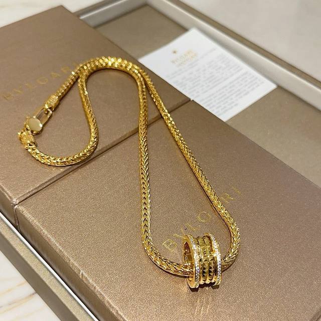 Bulgari necklace in V gold. This Bulgari Divas' Dream necklace is in perfect con