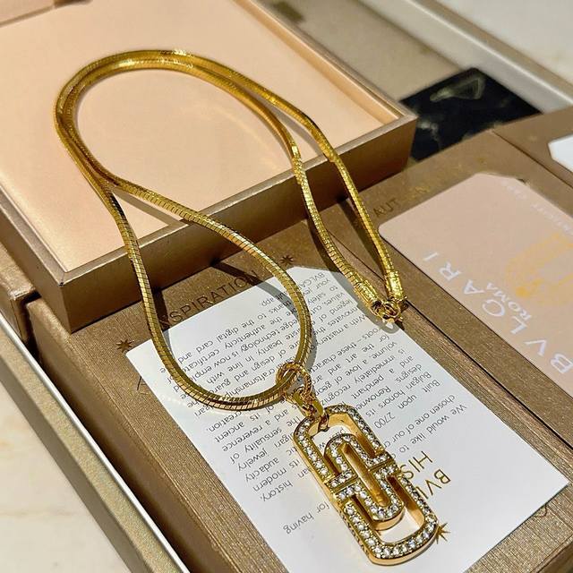 Bulgari necklace in V gold. From the Bulgari Divas' Dream collection, this neckl