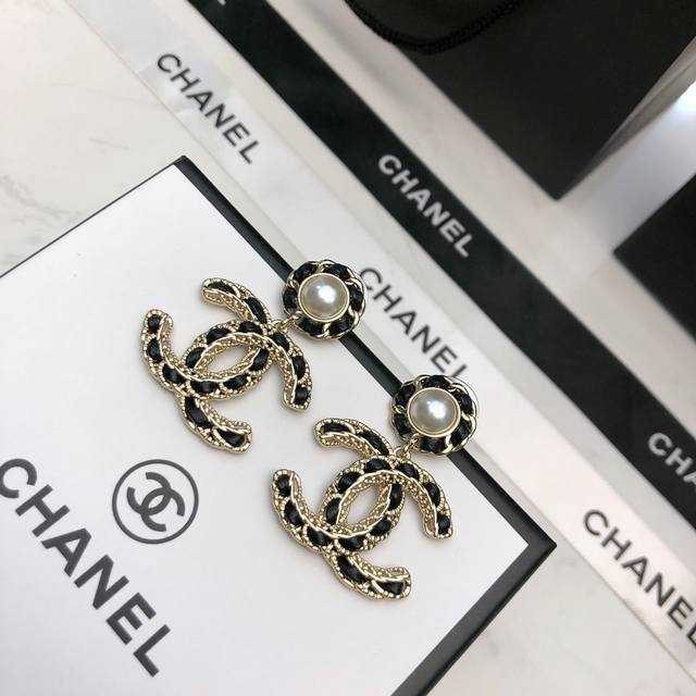 Ch*Nel High-value Chanel new style leather stud earrings, giving an elegant and
