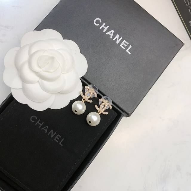 Chanel earrings, Chanel early spring new pearl double C earrings, everyday small