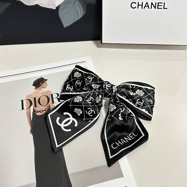 Specially packaged Chanel vintage bow hair clip # Trust me! This is a must-have