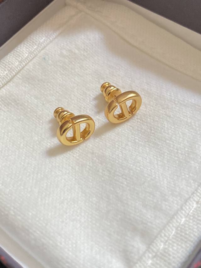 High-quality details as shown in the picture! A must-have classic CD earring thi