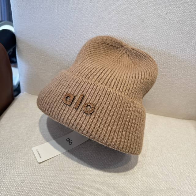 Alo's latest knitted hat features a fashionable and trendy casual design. It loo