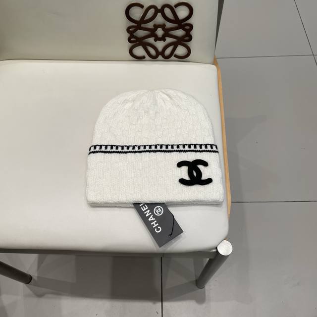 Chanel-style double C hat, warm for autumn and winter, unisex, versatile designe