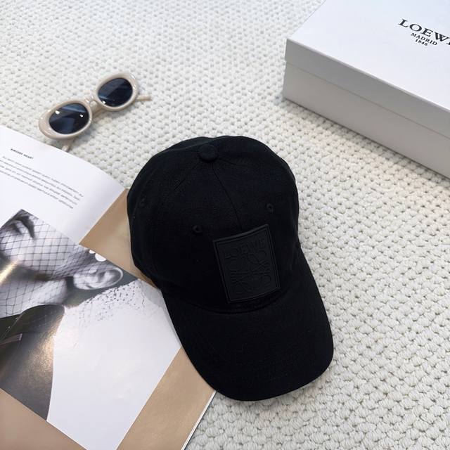Comes with dust bag. Loewe new style baseball cap, original design with original