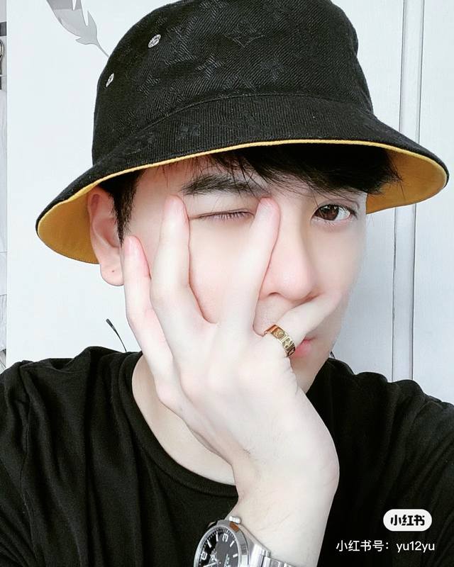 Lv Louis Vuitton's popular reversible bucket hat. Simple, stylish, and high-end