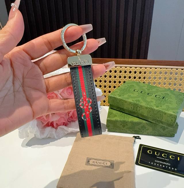 Hot Recommendation: Gucci Keychain, Car Key Pendant, Bag Charm. The Dauphine Dra