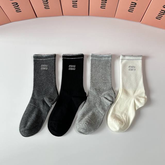 Special Packaging Miumiu New Style Heat-Printed Classic Mid-Length Socks! Four p